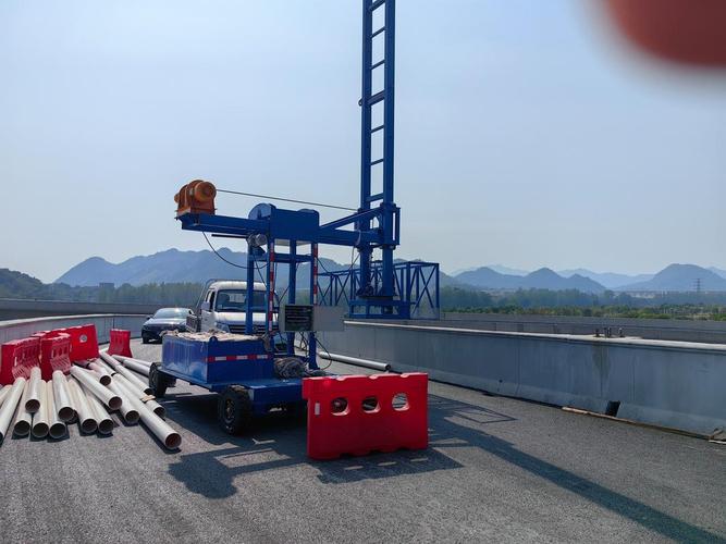 关于凿岩台车,下列说法错误的是( )。