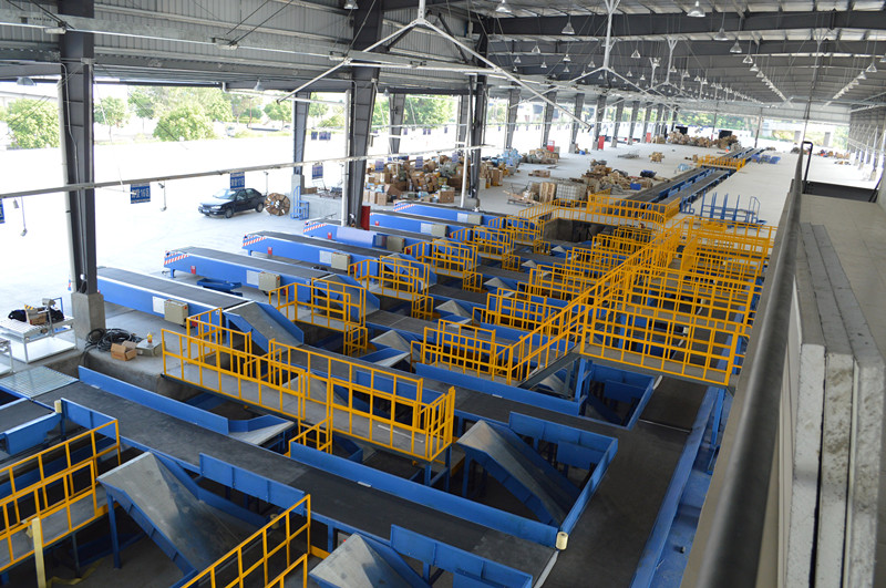 自動分揀鏈板輸送機 自動分揀鏈板(bǎn)輸送機