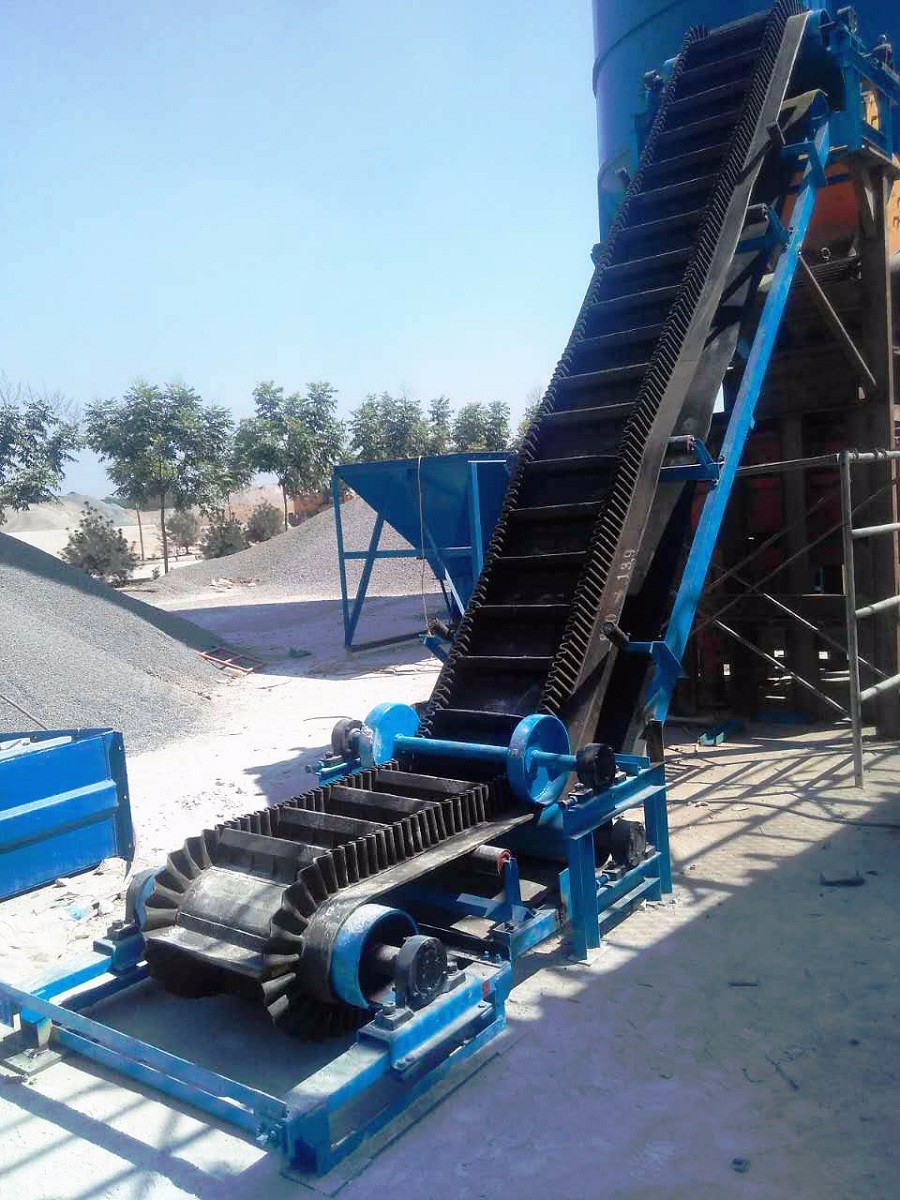 波形擋邊大傾角（jiǎo）皮帶式（shì）輸送機