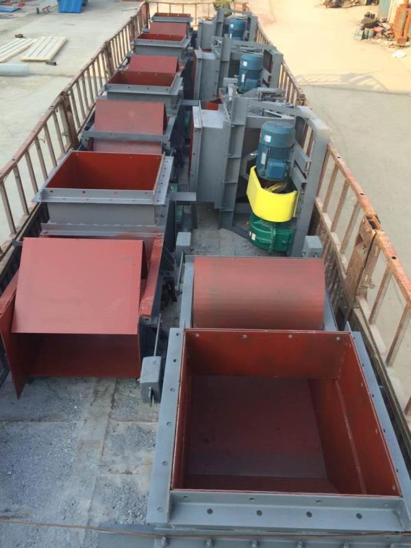 多台往（wǎng）複式給煤機發貨裝車