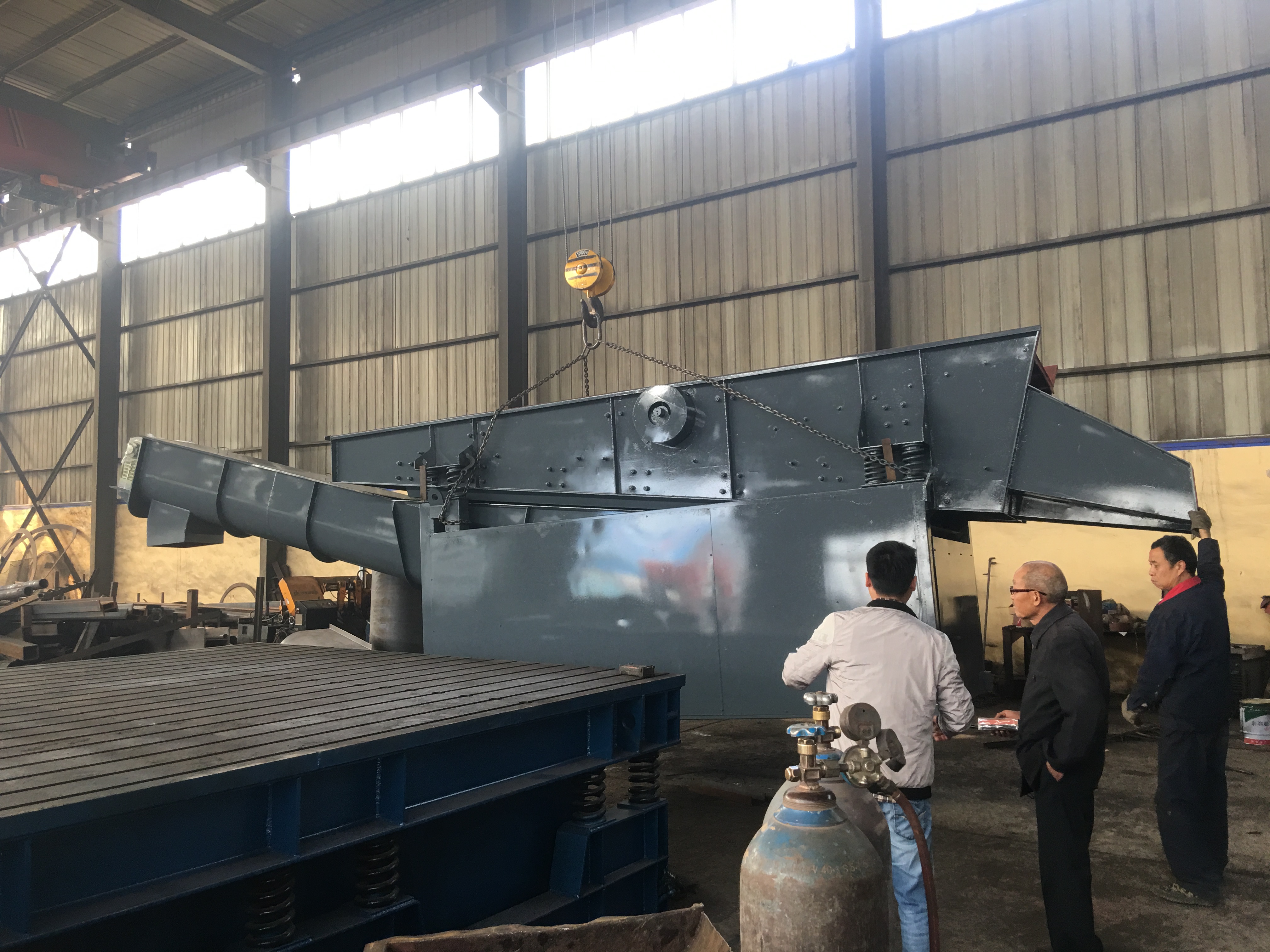 圓振篩配套螺旋（xuán）輸送機的一體機