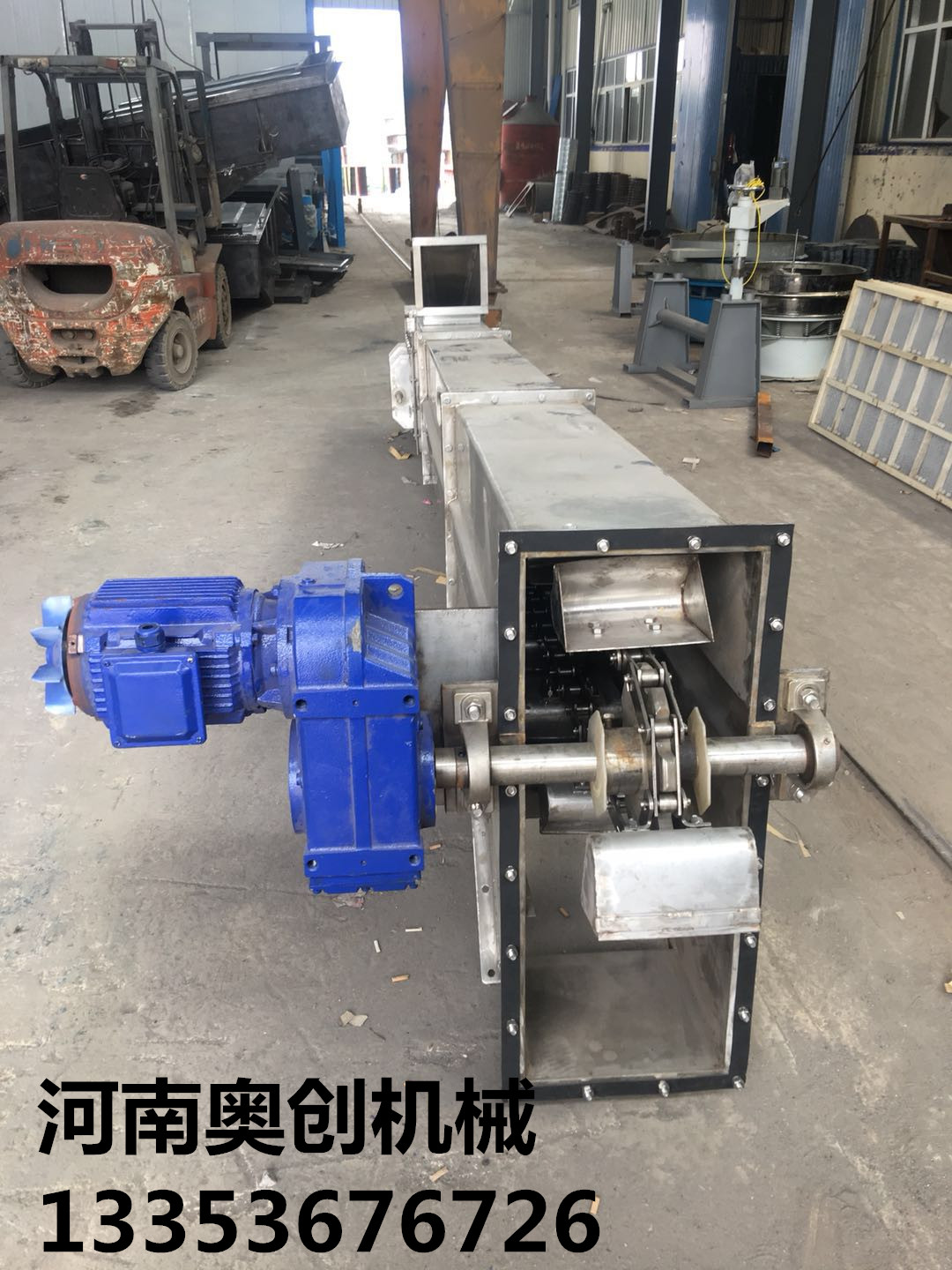 不鏽鋼粉末鬥提機展示2