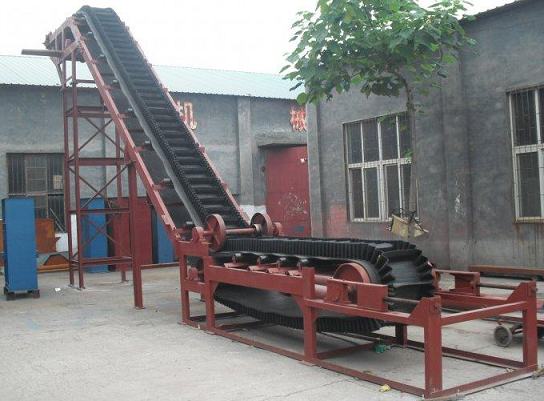 大傾角皮（pí）帶輸送機生產廠家展示