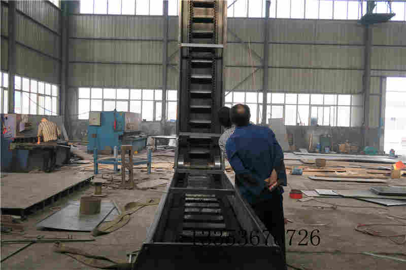 大傾（qīng）角（jiǎo）帶箱體（tǐ）皮（pí）帶輸送機