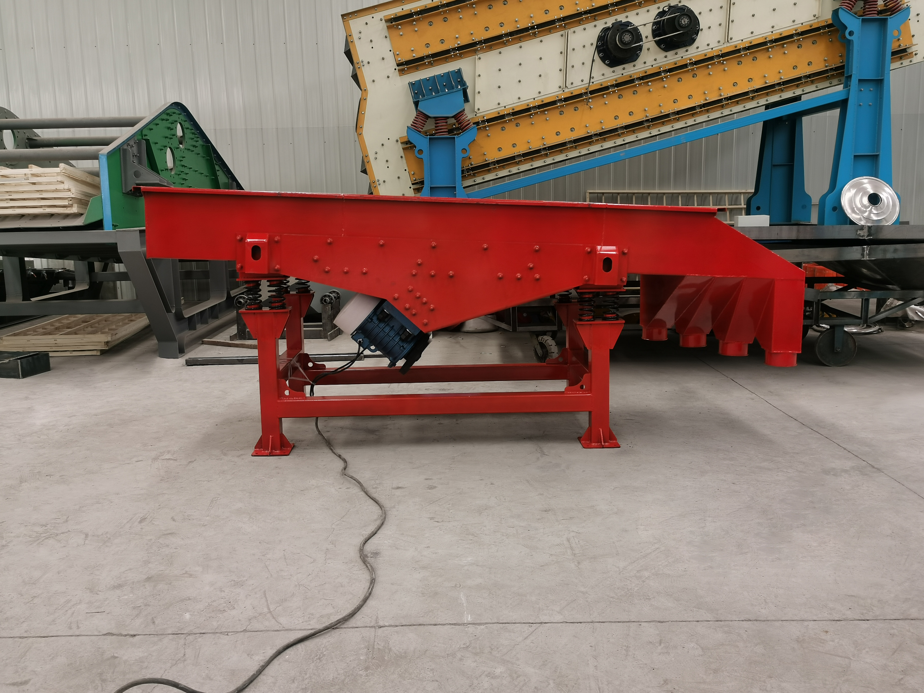 直線振（zhèn）動篩特點